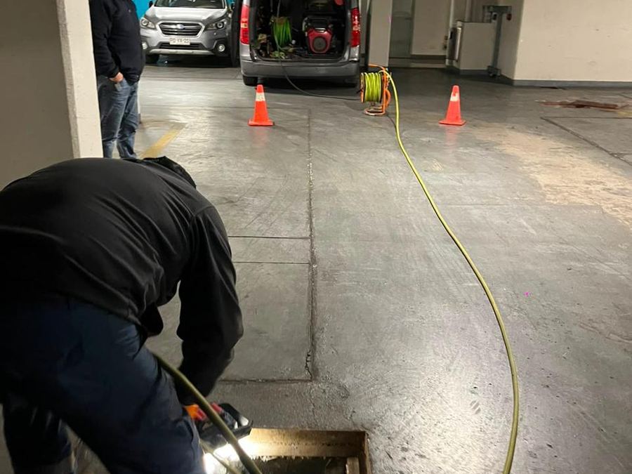 Destape en estacionamiento de edificio