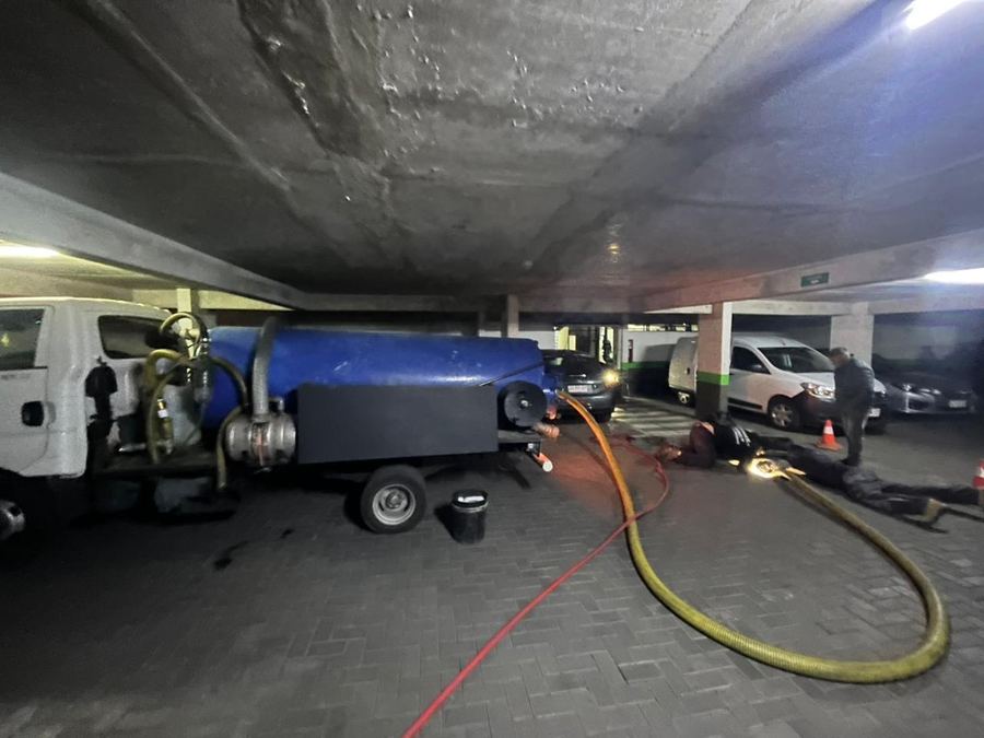 Equipo hidrojet DEBRAM operando en subterráneo