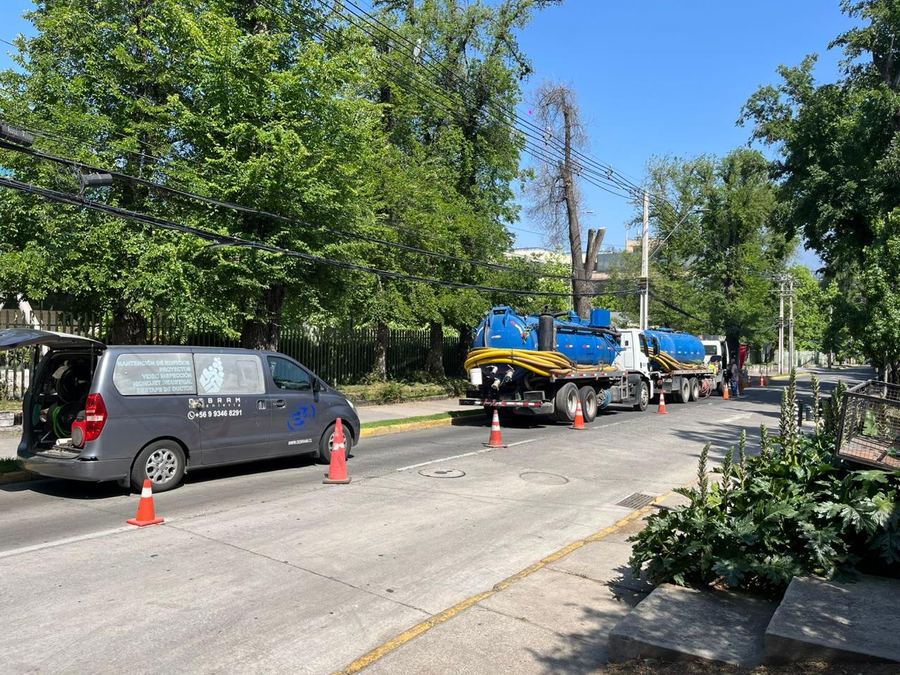 Furgón y camiones de succión DEBRAM en faena