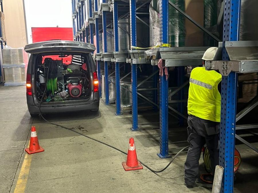 Trabajo de mantención en bodega industrial