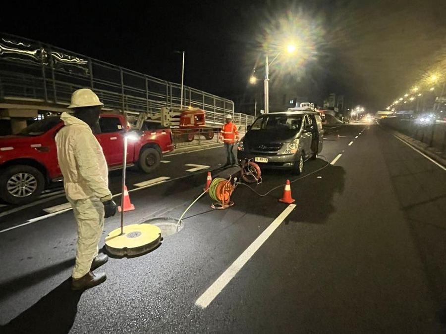 Faena nocturna de DEBRAM en autopista