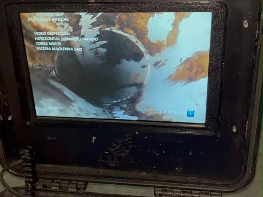 Pantalla del equipo de videoinspección mostrando el interior del ducto